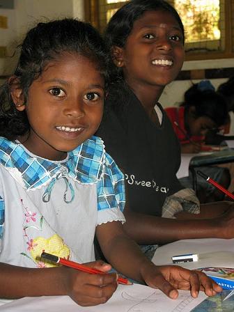 Photo of two children on the Rahuntagoda tea estate